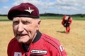 仏北部ランビル（Ranville）で行われた第2次世界大戦のノルマンディー（Normandy）上陸作戦決行日「Dデー（D-Day）」70周年記念式典で、スカイダイビング後に取材に応じるDデー帰還兵のジョック・ハットン（Jock Hutton）さん（89、2014年6月5日撮影）。(c)AFP/LEON NEAL
