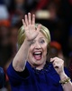 米ニューヨークで開かれた集会で支持者に手を振る民主党のヒラリー・クリントン前国務長官（2016年3月2日撮影）。(c)AFP/Jewel SAMAD