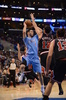 13-14NBA、ロサンゼルス・クリッパーズ（Los Angeles Clippers）対シカゴ・ブルズ（Chicago Bulls）。パスを狙うロサンゼルス・クリッパーズのJ.J.レディック（JJ Redick、2013年11月24日撮影）。(c)AFP/Getty Images/NBAE/Noah Graham