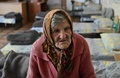 ウクライナ東部ドネツク州オチェレティネ村の自宅から徒歩で避難した97歳のリディア・ロミノフスカさん。避難先のポクロウシクで（2024年4月28日撮影）。(c)Genya SAVILOV / AFP