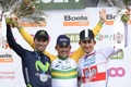 自転車ロードレース、第100回リエージュ～バストーニュ～リエージュ（100th Liege-Bastogne-Liege）。表彰式に臨む（左から）2位に入ったモビスター・チーム（Movistar Team）のアレハンドロ・バルベルデ（Alejandro Valverde）、優勝したオリカ・グリーンエッジ・サイクリングチーム（Orica GreenEDGE Cycling Team）のサイモン・ゲランス（Simon Gerrans）、3位に入ったオメガファルマ・クイックステップ（Omega Pharma-Quick Step）のミハウ・クフィアトコフスキー（Michal Kwiatkowski、2014年4月27日撮影）。(c)AFP/ERIC FEFERBERG