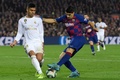 19-20スペイン1部リーグ第10節、FCバルセロナ対レアル・マドリード。FCバルセロナのルイス・スアレス（右）をチェックするレアル・マドリードのカゼミーロ（2019年12月18日撮影）。(c)LLUIS GENE / AFP