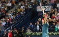 ドバイ・テニス選手権（Dubai Duty Free Tennis Championships 2014）、男子シングルス決勝。優勝を飾り、声援に応えるロジャー・フェデラー（Roger Federer、2014年3月1日撮影）。(c)AFP/KARIM SAHIB