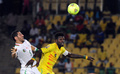 サッカー2013アフリカネイションズカップ（2013 The Africa Cup of Nations）は26日、グループDの2試合が行われ、トーゴが2-0でアルジェリアに勝利した。

アルジェリアのラフィク・ハリシュ（Rafik Halliche、左）とボールを競るトーゴのエマヌエル・アデバヨール（Emmanuel Adebayor、2013年1月26日撮影）。(c)AFP/ALEXANDER JOE