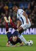 サッカー欧州チャンピオンズリーグ2013-14（UEFA Champions League 2013-14）決勝トーナメント1回戦第2戦、FCバルセロナ（FC Barcelona）対マンチェスター・シティ（Manchester City）。マンチェスター・シティのヴィンセント・コンパニー（Vincent Kompany、右）とボールを競るFCバルセロナのアンドレス・イニエスタ（Andres Iniesta、2014年3月12日撮影）。(c)AFP/JOSEP LAGO