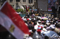 エジプト首都カイロ（Cairo）でデモ集会を開くムハンマド・モルシ（Mohamed Morsi）大統領とイスラム主義組織「ムスリム同胞団（Muslim Brotherhood）」を支持する人々（2013年6月28日撮影）。(c)AFP/GIANLUIGI GUERCIA