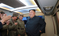 北朝鮮西部で行われた新型戦術誘導ミサイル発射実験を視察後、笑顔を見せる金正恩朝鮮労働党委員長。朝鮮中央通信（KCNA）提供（2019年8月6日撮影、7日公開）。(c)AFP PHOTO/KCNA VIA KNS