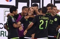 北中米カリブ海サッカー連盟ゴールドカップ準々決勝、メキシコ対コスタリカ。決勝点となるPKを決めてチームメートに祝福されるメキシコのアンドレス・グアルダード（2015年7月19日撮影）。(c)AFP/JEWEL SAMAD