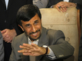 イランのマフムード・アフマディネジャド（Mahmoud Ahmadinejad）大統領が8日、6月12日に予定されている大統領選挙に再選を目指して出馬することを表明、内務省を訪れて立候補登録の手続きを行った。写真は立候補登録の手続き中に記者団と話すアフマディネジャド大統領（2009年5月8日撮影）。(c)AFP/BEHROUZ MEHRI