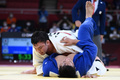 東京五輪、柔道男子100キロ級決勝。韓国の趙グハム（下）と対戦するウルフ・アロン（2021年7月29日撮影）。(c)Franck FIFE / AFP