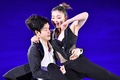 平昌冬季五輪、フィギュアスケートのエキシビションに臨むマイア・シブタニ/アレックス・シブタニ組（2018年2月25日撮影）。(c)AFP/Mladen ANTONOV