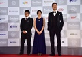 「第19回釜山国際映画祭（Busan International Film Festival、BIFF）｣のレッドカーペットに登場した（左から）熊切和嘉（Kazuyoshi Kumakiri）監督、女優の二階堂ふみ（Fumi Nikaido）さん、俳優の浅野忠信（Tadanobu Asano）さん（2014年10月2日撮影）。(c)AFP/JUNG YEON-JE