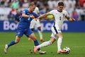 サッカー欧州選手権、決勝トーナメント1回戦、イングランド対スロバキア。スロバキアのオンドレイ・ドゥダ（左）とボールを競るイングランドのデクラン・ライス（2024年6月30日撮影）。(c)Adrian DENNIS / AFP