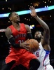 14-15NBA、ロサンゼルス・クリッパーズ（Los Angeles Clippers）対トロント・ラプターズ（Toronto Raptors）。ロサンゼルス・クリッパーズのデアンドレ・ジョーダン（DeAndre Jordan、右）を振り切りシュートを狙うトロント・ラプターズのテレンス・ロス（Terrence Ross、2014年12月27日撮影）。(c)AFP/Getty Images/Harry How