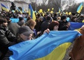 ウクライナ南部クリミア（Crimea）半島セバストポリ（Sevastopol）で、国民的詩人タラス・シェフチェンコ（Taras Shevchenko）の生誕200年を記念して行進する親ウクライナの住民たち（2014年3月9日撮影）。(c)AFP/GENYA SAVILOV