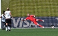 女子サッカーW杯カナダ大会・決勝トーナメント1回戦、ドイツ対スウェーデン。スウェーデンのGKヘドヴィグ・リンダール（中央）の逆方向をついたドイツのセリア・シャシッチのPK（2015年6月20日撮影）。(c)AFP/NICHOLAS KAMM