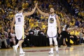 17-18NBA、プレーオフ・ウエスタンカンファレンス決勝（7回戦制）、ゴールデンステイト・ウォリアーズ対ヒューストン・ロケッツ。ハイタッチをかわすゴールデンステイト・ウォリアーズのステフェン・カリー（右）とクレイ・トンプソン（2018年5月20日撮影）。(c)Ezra Shaw/Getty Images/AFP