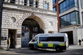 英ロンドンの聖バーソロミュー病院に到着した救急車（2021年3月1日撮影）。(c)Tolga Akmen / AFP