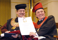 写真はマーツァル（右）と同音学院のVaclav Cejpek氏。(c)AFP/Otto Ballon Mierny