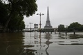 パリのエッフェル塔近くで氾濫したセーヌ川（2016年6月2日撮影）。(c)AFP/KENZO TRIBOUILLARD