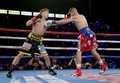 ボクシング、WBO世界スーパーフライ級タイトルマッチ。アントニオ・ニエベス（右）にパンチを打ち込む井上尚弥（2017年9月9日撮影）。(c)AFP/Getty Images/Jeff Gross