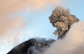 エクアドル・グアダルーペ（Guadalupe）から見た、トゥングラウア火山（Tungurahua Volcano）の噴火の様子（2010年6月7日撮影）。(c)AFP/Marie CROVISIER