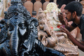 2007年9月9日、ガネーシャ（Ganesha）像の仕上げを行うムンバイ（Mumbai）の職人。(c)AFP/Sajjad HUSSAIN