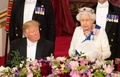 英ロンドンのバッキンガム宮殿で開かれた公式晩さん会に出席した、英国のエリザベス女王（右）とドナルド・トランプ米大統領（2019年6月3日撮影）。(c)Dominic Lipinski / POOL / AFP