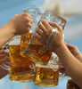 ドイツ・ミュンヘン（Munich）のビールの祭典「オクトーバーフェスト（Oktoberfest）」で乾杯する人びと（2010年10月4日撮影、資料写真）。(c)AFP/CHRISTOF STACHE