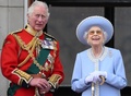 英ロンドンのバッキンガム宮殿のバルコニーで、エリザベス女王の在位70年を記念する祝賀飛行を見る女王（右）とチャールズ皇太子（2022年6月2日撮影）。(c)Daniel LEAL / AFP 