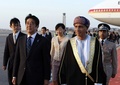 オマーンの首都マスカット（Muscat）に到着し、同国のファハド・ビン・マハムード・サイド（Fahd bin Mahmud al-Said）閣僚評議会担当副首相（手前右）に出迎えられた安倍晋三（Shinzo Abe）首相（手前左）と安倍首相夫人の昭恵（Akie Abe）さん（中央奥、2014年1月9日撮影）。(c)AFP/MOHAMMED MAHJOUB