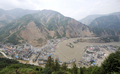 中国・四川大地震により四川（Sichuan）省北川（Beichuan）県にできた巨大な「せき止め湖」（2008年6月10日撮影）。(c)AFP/LIU Jin