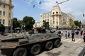 ロシア・ロストフナドヌーに進軍した民間軍事会社ワグネルの兵員輸送車（2023年6月24日撮影）。(c)STRINGER / AFP