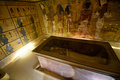エジプト・ルクソール近郊の「王家の谷」にある古代エジプトの王ツタンカーメンの地下墓地で展示されるひつぎ（2016年4月1日撮影）。(c)AFP/MOHAMED EL-SHAHED
