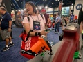 米テキサス州ヒューストンで開催された全米ライフル協会（NRA）年次総会の会場で、銃を手に取る人（2022年5月22日撮影）。(c)STRINGER / AFP