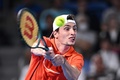 男子テニス、木下グループジャパンオープン、シングルス決勝。リターンを打つウゴ・アンベール（2024年10月1日撮影）。(c)Philip FONG / AFP