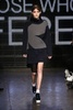 米ニューヨーク市内で発表された「DKNY」15/16年秋冬コレクション（2015年2月15日撮影）。(c)AFP/Getty Images/Neilson Barnard