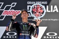 ロードレース世界選手権第6戦イタリアGP、MotoGPクラス決勝。優勝を喜ぶモンスターエナジー・ヤマハのファビオ・クアルタラロ（2021年5月30日撮影）。(c)Tiziana FABI/ AFP