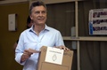 アルゼンチンの首都ブエノスアイレスで行われた大統領選の決選投票で、投票する中道右派の野党連合「カンビエモス（変えよう）」のマウリシオ・マクリ候補（2015年11月22日撮影）。(c)AFP/JUAN MABROMATA