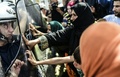 機動隊と衝突する移民や難民たち。(c)AFP/Bulent Kilic