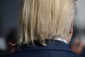 中国・香港の米国領事館前で、米国のドナルド・トランプ大統領に扮（ふん）したデニスさん（2017年1月25日撮影）。(c)AFP/Anthony WALLACE