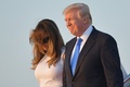 米メリーランド州のアンドルーズ空軍基地で、大統領専用機「エアフォースワン」から降り立つドナルド・トランプ米大統領とメラニア夫人（2017年6月11日撮影）。(c)AFP/MANDEL NGAN