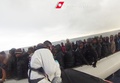 伊シチリア島沖で、イタリアの沿岸警備隊に救出される難民たち（2015年2月14日撮影）。(c)AFP/HO/GUARDIA COSTIERA