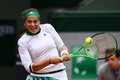 全仏オープンテニス、女子シングルス準々決勝。リターンを打つエレナ・オスタペンコ（2017年6月6日撮影）。(c)AFP/CHRISTOPHE SIMON