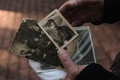 第2次世界大戦に従軍したアンドレイ・コルサクさんの祖父の写真。ポーランドの首都ワルシャワで（2022年3月7日撮影）。(c)Pavel KRITCHKO / AFP