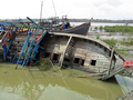 大型サイクロン「Nargis」が直撃したミャンマーの南西部エヤワディ（Irrawaddy）管区にあるHaing Guy島で、流されて横倒しになった漁船（2008年5月5日撮影）。(c)AFP