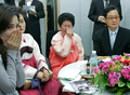 写真はソウルにある韓国赤十字本部で27日、北朝鮮にいる姉のJung Sun-Okさん（75）とテレビ面会を行う韓国のJung Sam-Okさん（65、中央）。(c)AFP/REPUBLIC OF KOREA