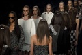 ブラジル・サンパウロで発表された「Juliana Jabour」の14年秋冬コレクション（2013年10月29日撮影）。(c)AFP/Nelson ALMEIDA