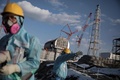 福島第一原子力発電所の3号機原子炉付近に立つ東京電力の従業員ら（2018年1月31日撮影）。(c)AFP PHOTO / Behrouz MEHRI