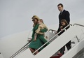 米メリーランド州のアンドリューズ空軍基地に到着したドナルド・トランプ次期大統領の長女イヴァンカさんと夫のジャレッド・クシュナー氏一家（2017年1月19日撮影）。(c)AFP/MANDEL NGAN